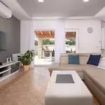 Villa Family Nicole Pola